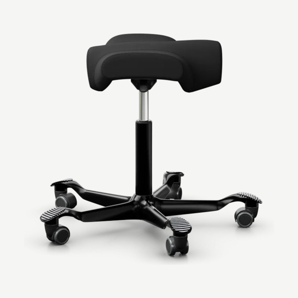 HÅG Capisco 8105 Sattelhocker, Bezug Xtreme Schwarz, Gestell Schwarz – Seitenansicht