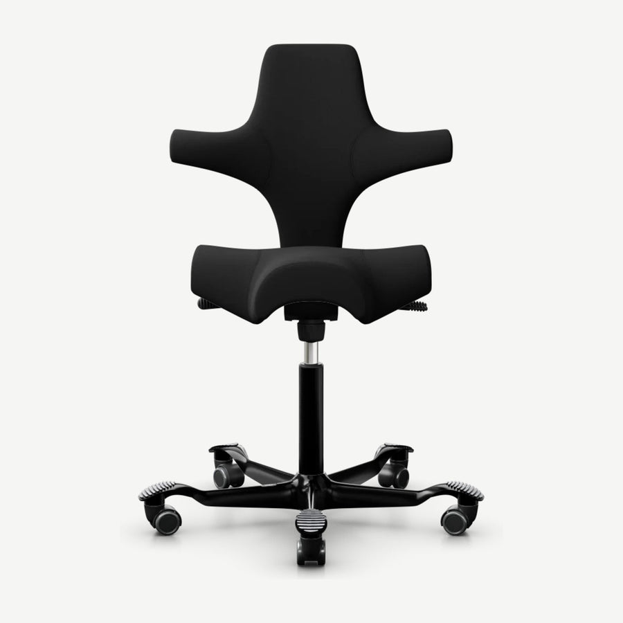 HÅG Capisco 8106 Sattelstuhl mit Bezug Xtreme Schwarz, Gestell Schwarz – Vorderansicht