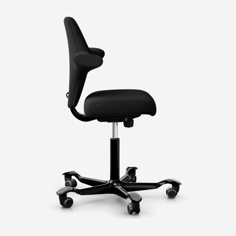 HÅG Capisco 8126 gerader Sitz mit Bezug in Xtreme Schwarz