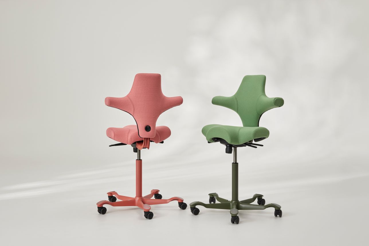 Zwei HÅG Capisco 8106 mit Gestell in Blush Rose und Moss Grey